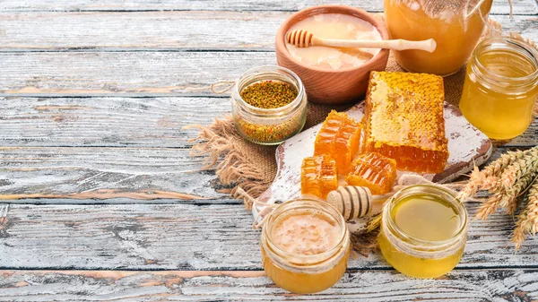 Bienenprodukte Und Honig Auf Weißem Holzgrund Freiraum Für Text Ansicht — Stockfoto