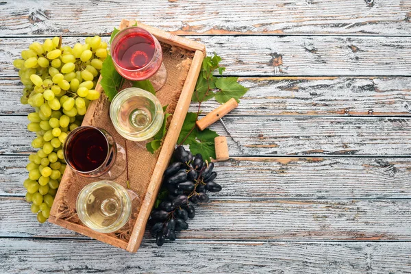 Rött Och Vitt Vin Glasen Grape Vit Trä Bakgrund Ledigt — Stockfoto