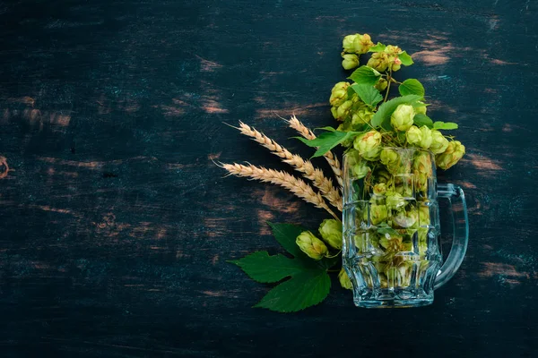 Hopfen Und Weizen Glas Für Bier Auf Einem Alten Holztisch — Stockfoto