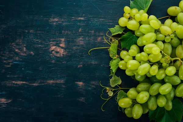 Frische Grüne Trauben Mit Traubenblättern Ansicht Von Oben Auf Schwarzem — Stockfoto