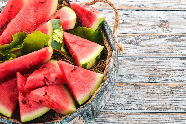 Watermeloen Een Houten Doos Gesneden Stukken Van Watermeloen Een Houten — Stockfoto