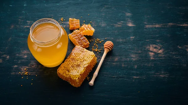 Madu Dalam Guci Dan Sarang Lebah Pada Latar Belakang Kayu — Stok Foto