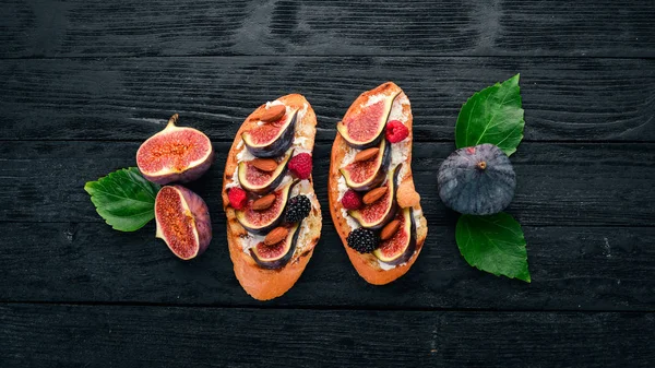 Sandwich Mit Feigen Waldbeeren Und Käse Auf Dem Alten Hintergrund — Stockfoto