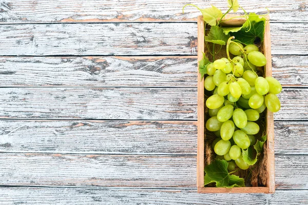Vita Vindruvor Trälåda Vit Träbord Bladen Druvor Ovanifrån Ledigt Utrymme — Stockfoto