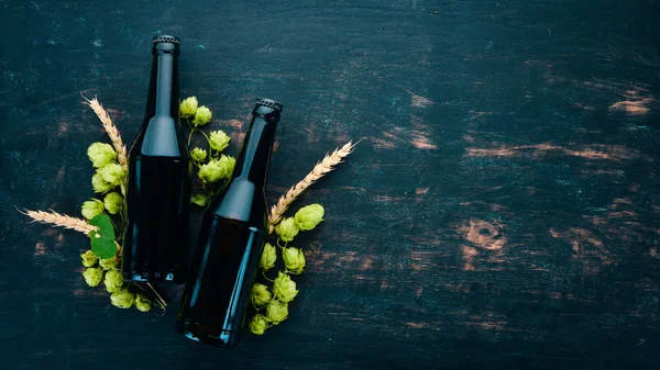 Dos Botellas Cerveza Una Mesa Madera Negra Espacio Libre Para —  Fotos de Stock