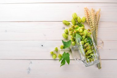 Atlama ve buğday bir bardak bira için. Eski bir ahşap masa üzerinde. Metin için özgür yer. Üstten görünüm.