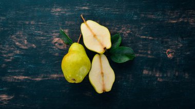 Taze armut. Armut büyük bir set. Meyve. Metin için özgür yer. Siyah ahşap arka plan üzerinde. Üstten görünüm.