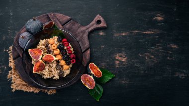 İncir, ahududu, böğürtlen ve chia tohum ile yulaf lapası. Sağlıklı gıda. Metin için özgür yer. Üstten görünüm.