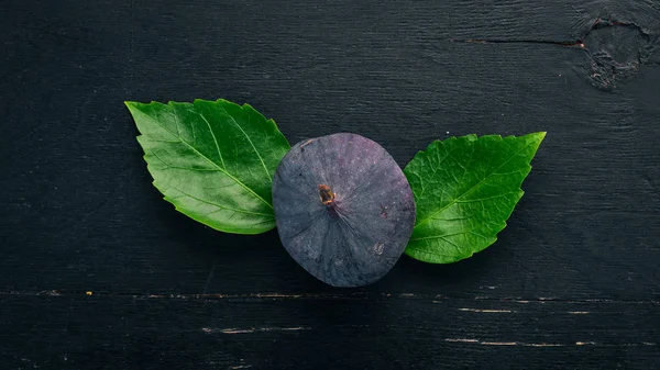 Fichi Freschi Con Foglie Tavolo Legno Nero Spazio Libero Testo — Foto Stock