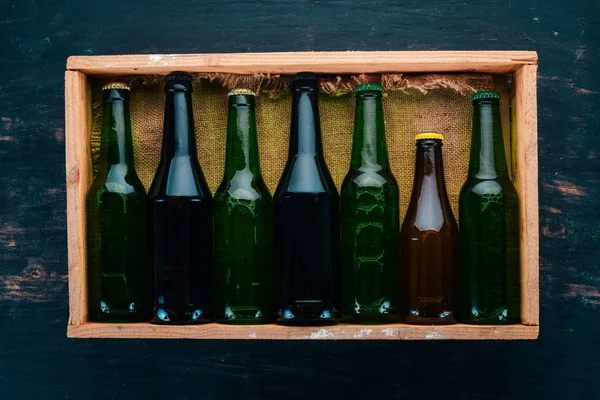 Juego Cerveza Una Caja Madera Sobre Fondo Madera Espacio Libre —  Fotos de Stock
