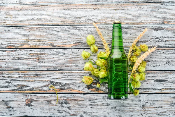 Bier Und Frischer Hopfen Auf Weißem Holzgrund Freiraum Für Text — Stockfoto