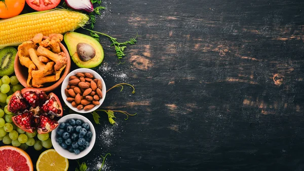 Selección Comida Sana Limpia Verduras Frutas Frutos Secos Bayas Champiñones —  Fotos de Stock