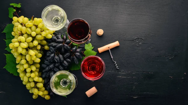 Rött Och Vitt Vin Glasen Grape Svart Trä Bakgrund Ledigt — Stockfoto