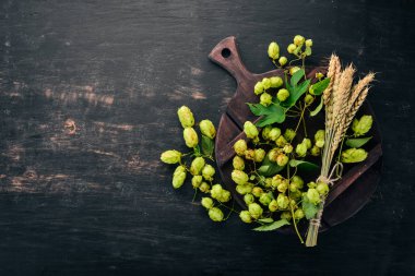 Atlama ve buğday. Siyah ahşap arka plan üzerinde. Metin için özgür yer. Üstten görünüm.