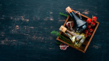 Zeytinyağı ve soya sosu kavanozların içinde. Baharat ve sos. Üstten görünüm. Siyah ahşap arka plan üzerinde. Metin için boş alan.