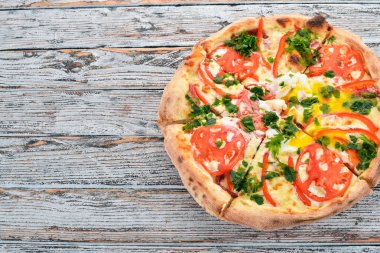 Sebze ve çılbır pizza. İtalyan mutfağı. Ahşap bir arka plan üzerinde. Metin için özgür yer. Üstten görünüm.