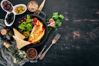 Sebze ve mantar bir tavada omlet. Ahşap bir arka plan üzerinde. Metin için özgür yer. Üstten görünüm.