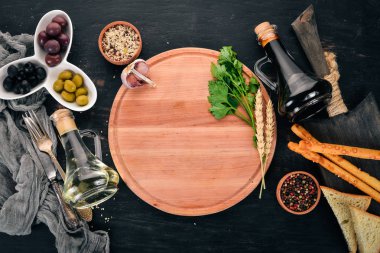 Pişirme arka plan. Sebze ve baharat. Ahşap bir arka plan üzerinde. Metin için özgür yer. Üstten görünüm.