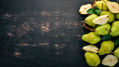 Taze armut. Armut büyük bir set. Meyve. Metin için özgür yer. Siyah ahşap arka plan üzerinde. Üstten görünüm.