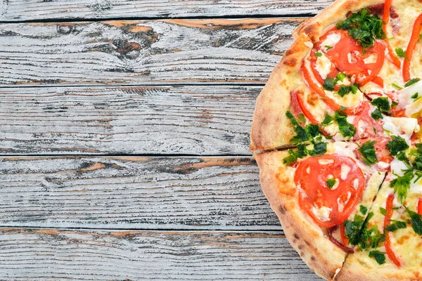 Pizza Med Grönsaker Och Pocherat Ägg Italienska Rätter Trä Bakgrund — Stockfoto