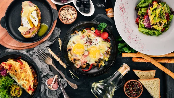 식품의 집합입니다 Shakshuka 오믈렛 아보카도 샐러드 샌드위치 텍스트에 공간입니다 — 스톡 사진