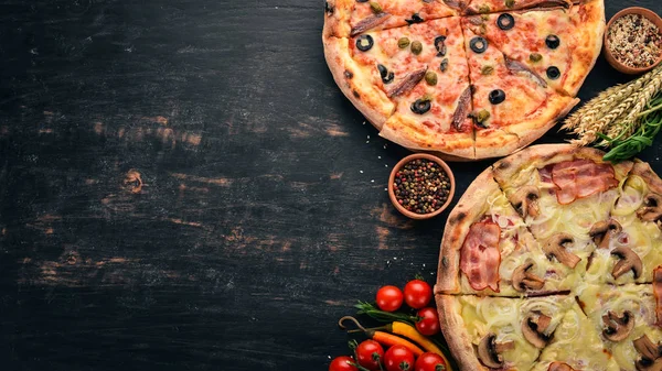 Set Pizze Uno Sfondo Legno Nero Spazio Libero Testo Vista — Foto Stock