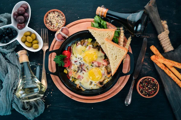 전통적인 이스라엘 Shakshuka 베이컨 버섯과 계란입니다 텍스트에 공간입니다 — 스톡 사진