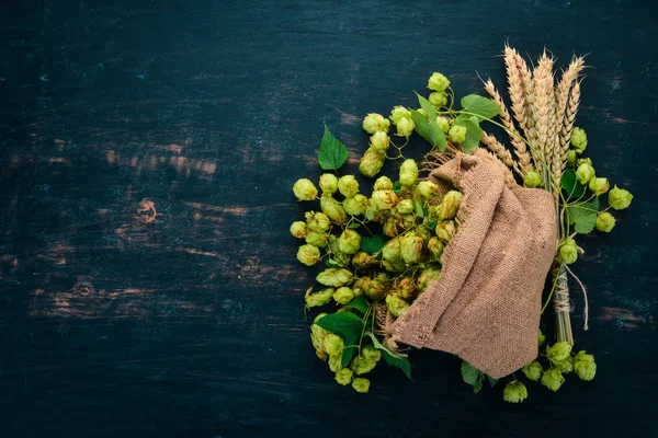 Hopfen Und Weizen Einem Leinenbeutel Auf Einem Alten Holztisch Freiraum — Stockfoto