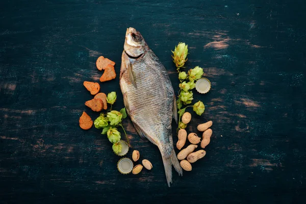 Peixe Salgado Seco Lanche Para Cerveja Taranka Fundo Madeira Espaço — Fotografia de Stock