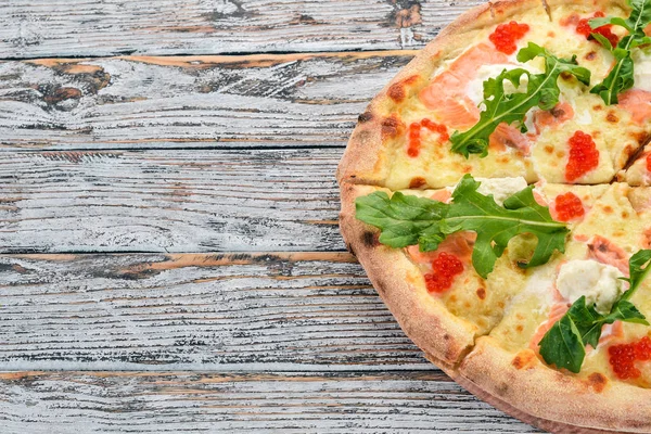 연어와 비어와 피자입니다 해산물입니다 이탈리아 요리입니다 텍스트에 공간입니다 — 스톡 사진