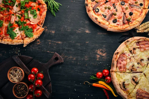 Zestaw Pizza Czarnym Tle Drewnianych Ilość Wolnego Miejsca Dla Tekstu — Zdjęcie stockowe