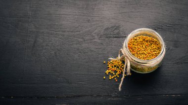 Arıcılık ürünleri. Perge eski ahşap arka plan üzerinde. Metin için özgür yer. Üstten görünüm.