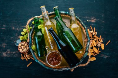 Bir ahşap kutu bira kümesi. Ahşap bir arka plan üzerinde. Metin için özgür yer. Üstten görünüm.