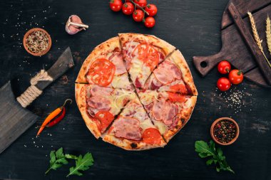 Pastırma, domates ve soğan ile pizza. İtalyan mutfağı. Ahşap bir arka plan üzerinde. Metin için özgür yer. Üstten görünüm.