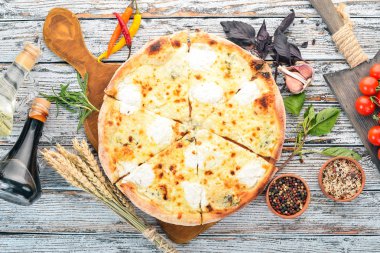 Pizza Quattro Formaggi. İtalyan mutfağı. Ahşap bir arka plan üzerinde. Metin için özgür yer. Üstten görünüm.