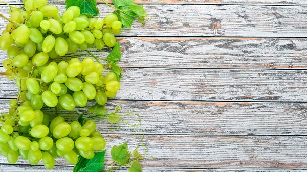 Uva Uvas Blancas Frescas Sobre Fondo Madera Blanca Vista Superior —  Fotos de Stock