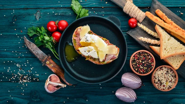 Smörgås Med Pocherat Ägg Avokado Och Parmesan Ost Trä Bakgrund — Stockfoto
