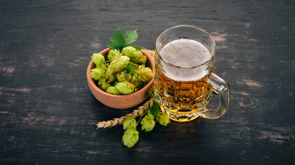 Bier Glaskrug Auf Einem Schwarzen Holztisch Freiraum Für Text Ansicht — Stockfoto