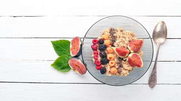 Oatmeal Porridge Figs Raspberries Blackberries Chia Seeds Healthy Food Free — Stock Photo, Image