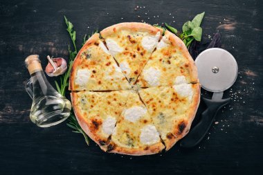 Pizza Quattro Formaggi. İtalyan mutfağı. Ahşap bir arka plan üzerinde. Metin için özgür yer. Üstten görünüm.