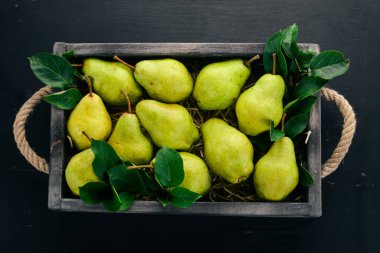Taze yeşil armut. Ürün yelpazesine armut mezarda. Siyah masaya. Metin için özgür yer. Üstten görünüm.