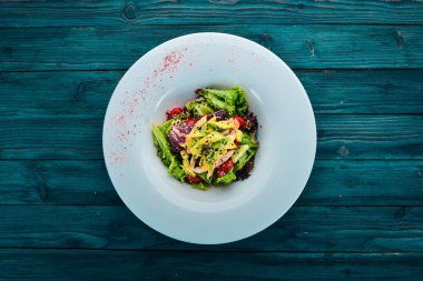 Sebze salatası tavuk fileto ve avokado. Ahşap bir arka plan üzerinde. Metin için özgür yer. Üstten görünüm.