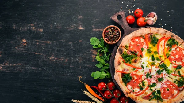 Pizza Med Grönsaker Och Pocherat Ägg Italienska Rätter Trä Bakgrund — Stockfoto