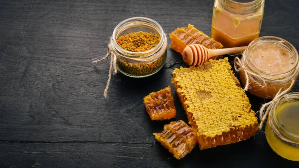 Sada Medu Včelích Produktů Med Plástve Černém Pozadí Dřevěná Volné — Stock fotografie