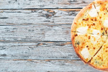Pizza Quattro Formaggi. İtalyan mutfağı. Ahşap bir arka plan üzerinde. Metin için özgür yer. Üstten görünüm.