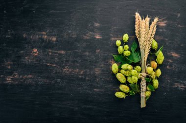 Atlama ve buğday. Siyah ahşap arka plan üzerinde. Metin için özgür yer. Üstten görünüm.