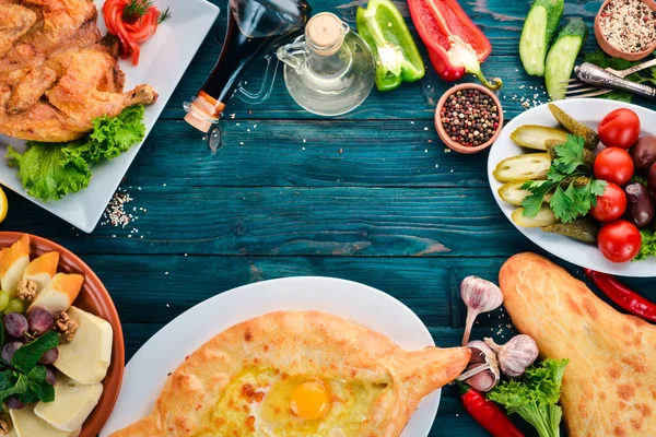 Juego Platos Cocina Georgiana Sobre Fondo Madera Azul Espacio Libre — Foto de Stock