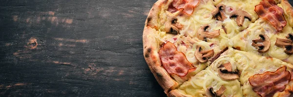 Pizza Con Champiñones Tocino Cebolla Cocina Italiana Sobre Fondo Madera — Foto de Stock