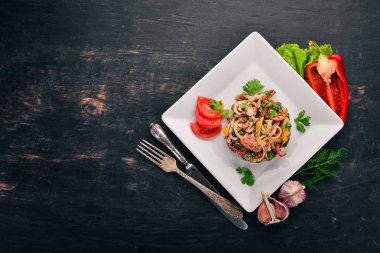 Kavrulmuş sebze salatası. Izgara sebze. Eski ahşap arka plan üzerinde. Metin için özgür yer. Üstten görünüm.