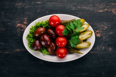 Bir plaka üzerinde çeşitli Turşu sebze. Eski ahşap arka plan üzerinde. Metin için özgür yer. Üstten görünüm.